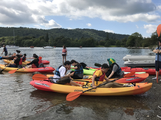 서강대학교는 학교법인 서강대학교(이사장 박문수)가 주관하고 재단법인 정인욱 복지재단(이사장 정영자)이 후원하는 '제12회 시각장애 고등학생 해외 연수' 프로그램을 2018년 7월 12일부터 8월 7일까지 4주간 영국 스토니허스트 칼리지(Stonyhurst College)에서 진행한다고 밝혔다. 연수 활동 모습. 서강대 제공